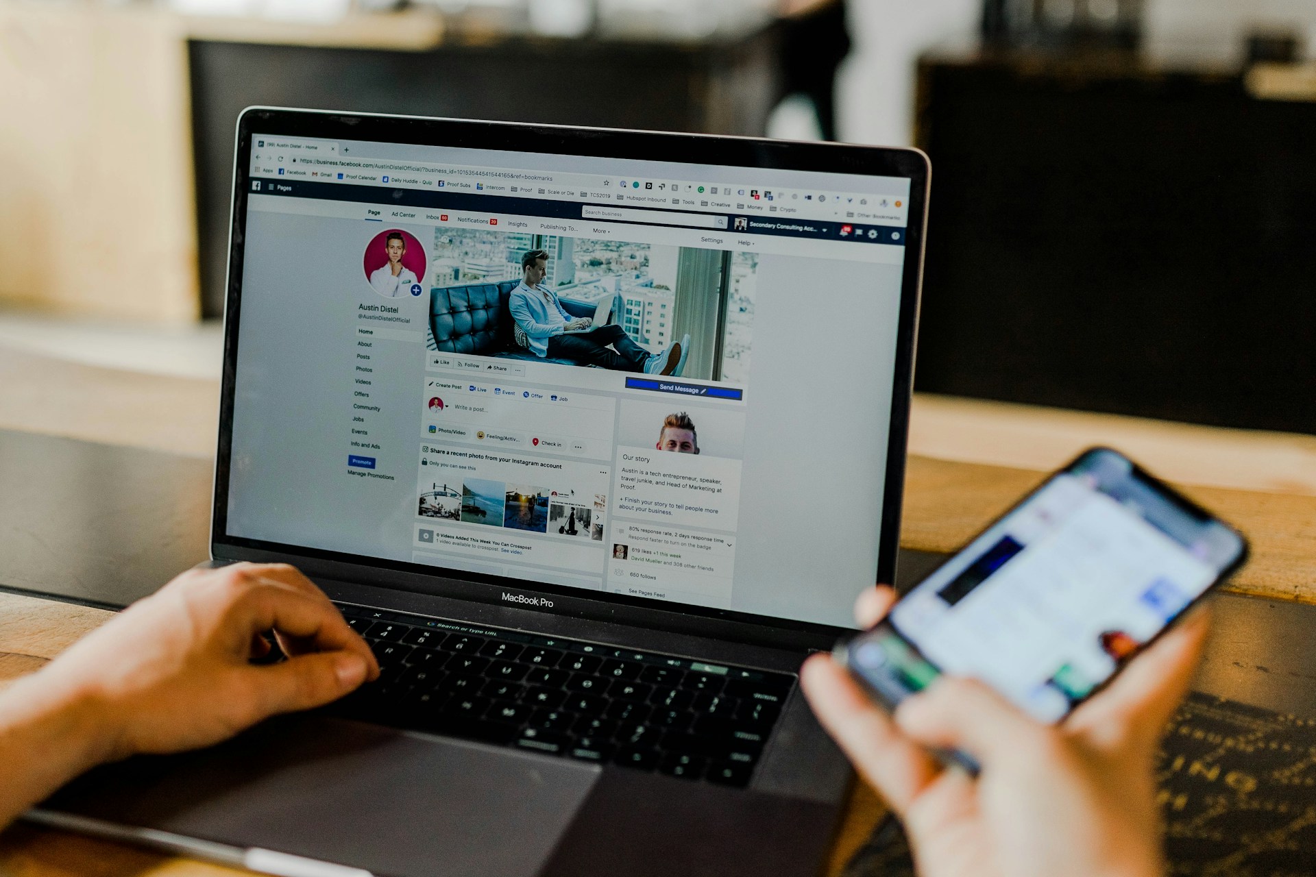 Laptop och mobil med Facebook-profil uppe. Foto: Austin Distel/Unsplash