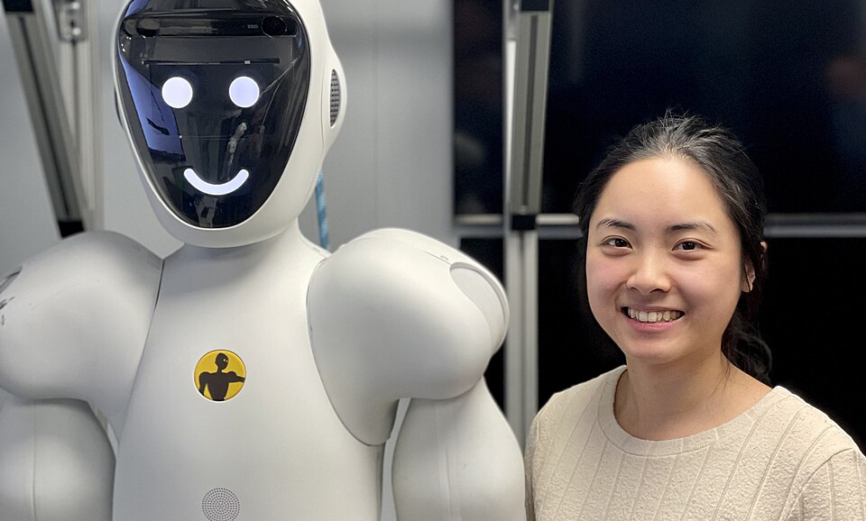 En ingenjör tillsammans med en robot som agerar vakt. Foto: Nicholas Halodi, Wikimedia