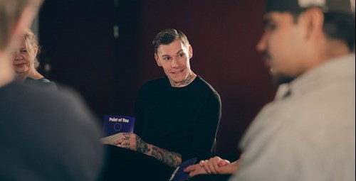Samtalsledare tittar på personer som sitter i ring. Foto: Calle Jansson, Pråmfilm