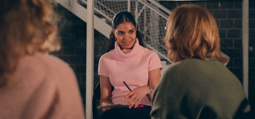 Samtalsdeltagare pratar med penna och block i handen. Foto: Calle Jansson, Pråmfilm.